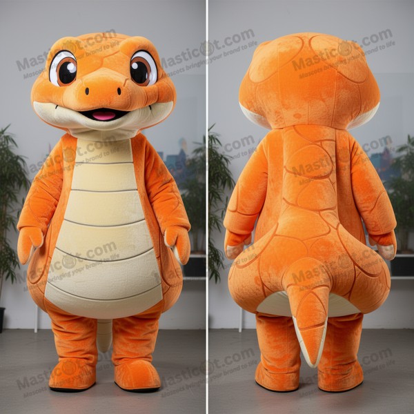 Maskot titanoboa v rzívě oranžové barvě s velkými očima -